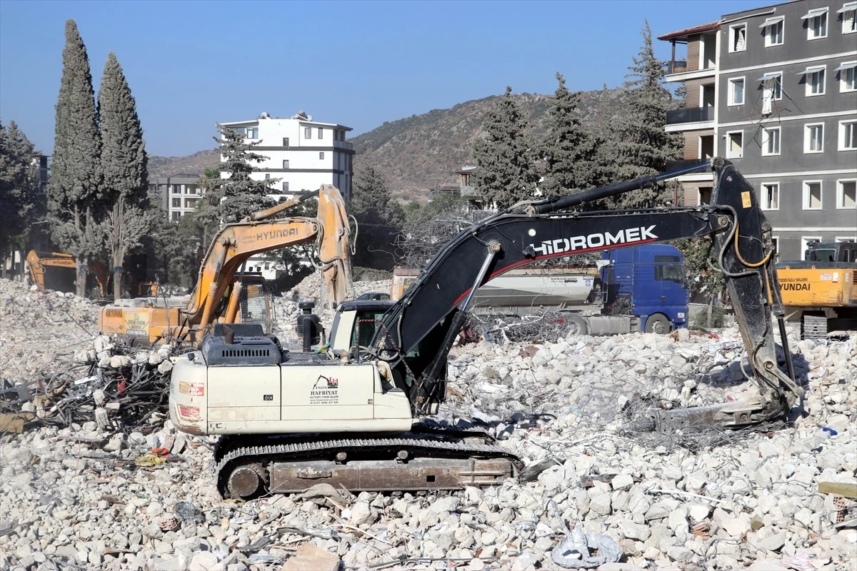 Hatay\'da Deprem Sonrası Yıkım İşlemleri Devam Ediyor