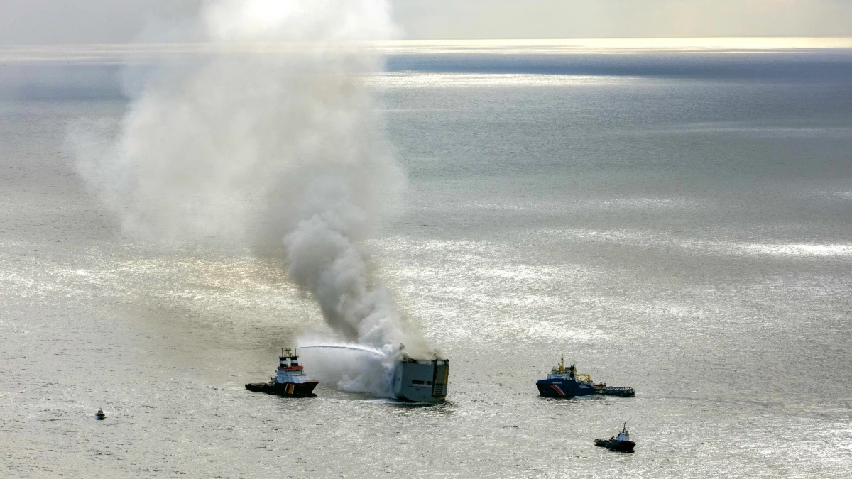 Kuzey Denizi\'nde Otomobil Taşıyan Gemi Yangını: 1 Ölü, 22 Yaralı