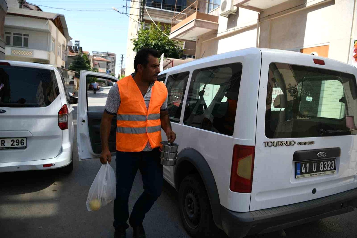 Çayırova Belediyesi İhtiyaç Sahiplerine Sıcak Yemek Hizmeti Sunuyor