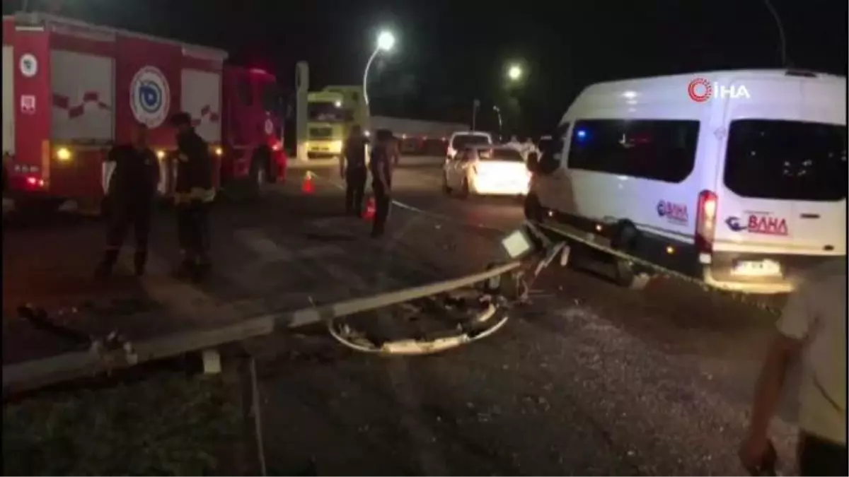 İki aracın kafa kafaya çarpıştığı kazada taksinin motoru fırladı: 3 yaralı