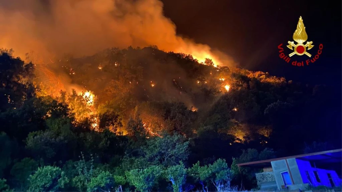 İtalya\'nın Sicilya Adası Orman Yangınlarıyla Mücadele Ediyor