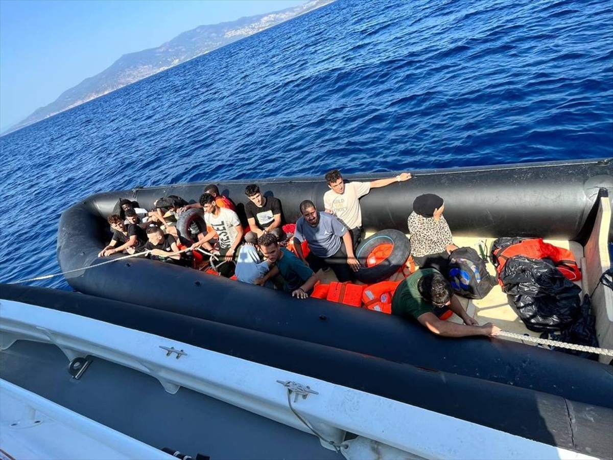 İzmir\'de Yunanistan unsurları tarafından geri itilen 14 düzensiz göçmen kurtarıldı