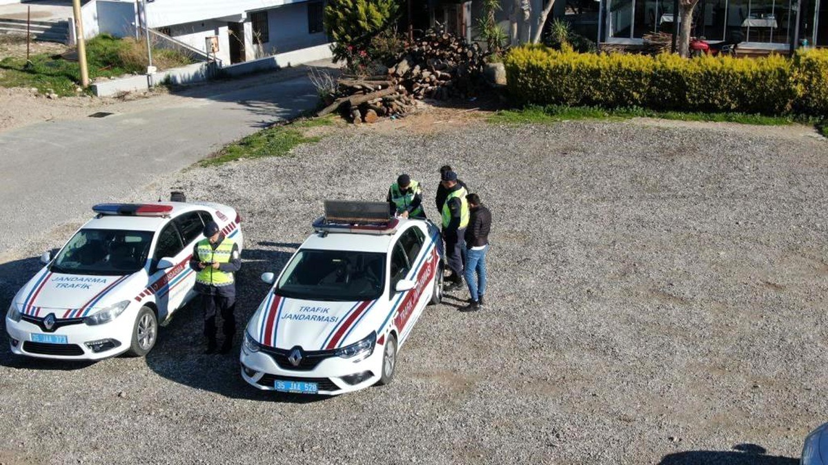 İzmir\'de trafik denetimlerinde binlerce sürücüye ceza