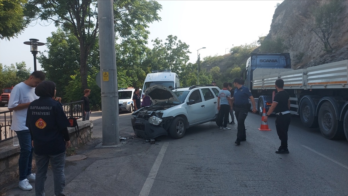Safranbolu\'da beton direğe çarpan cipin sürücüsü yaralandı