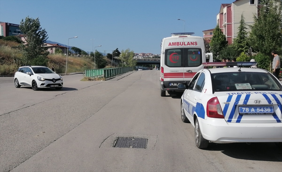 Karabük\'te Otomobil-Motosiklet Çarpışması: Motosiklet Sürücüsü Yaralandı