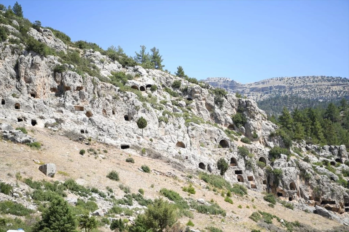 Karaman Valisi Tuncay Akkoyun, Gökçeseki köyünde arkeolojik kazı çalışmalarını inceledi