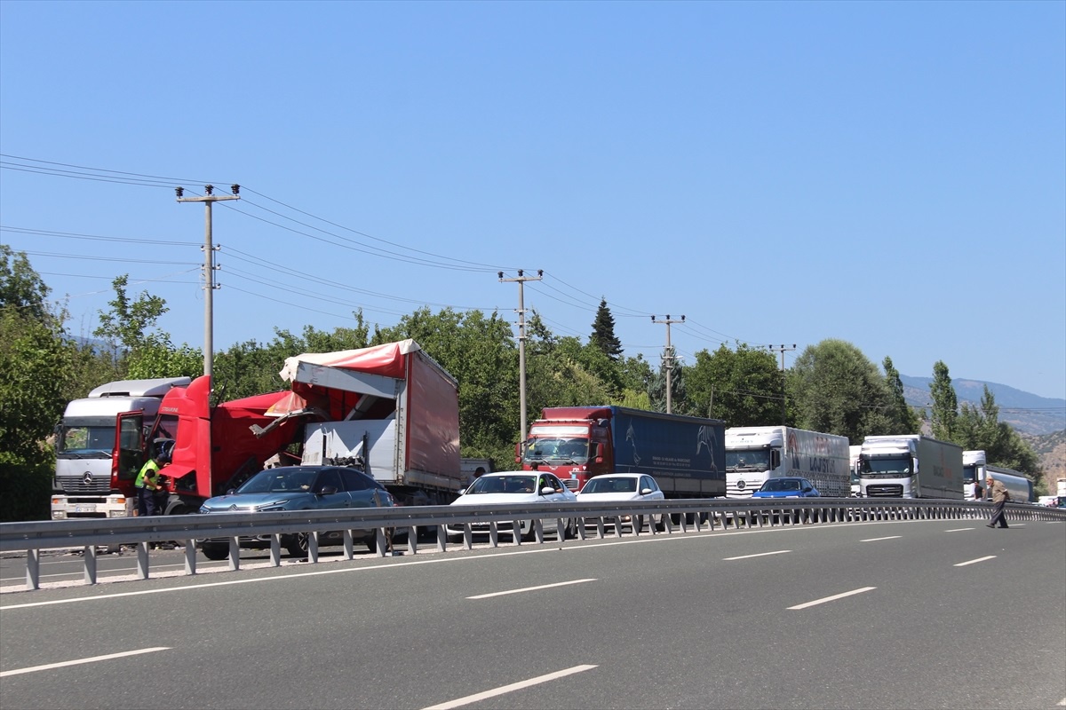 Kastamonu Tosya\'da 2 Tır Çarpıştı: 1 Yaralı