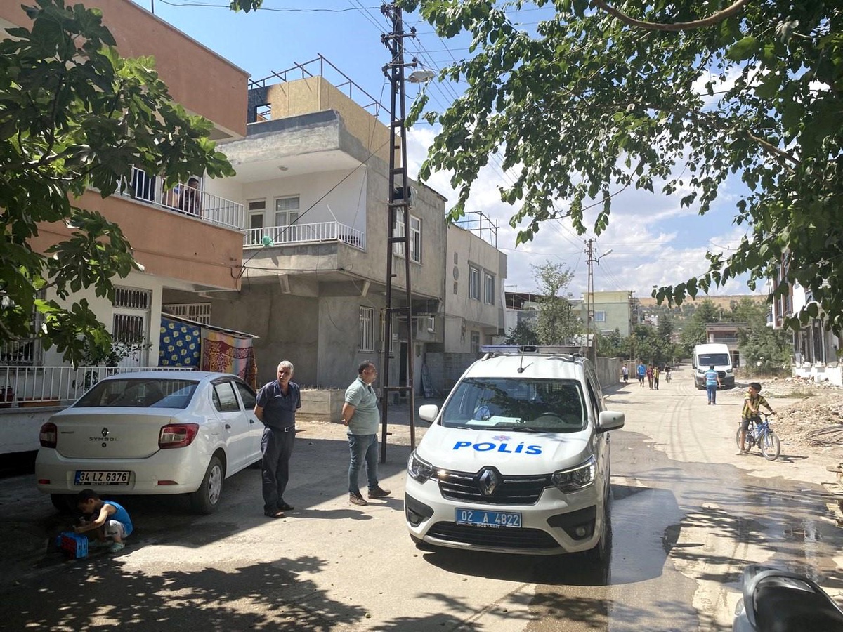 Adıyaman\'da çatı yangını: Kıvılcımlar paniğe neden oldu