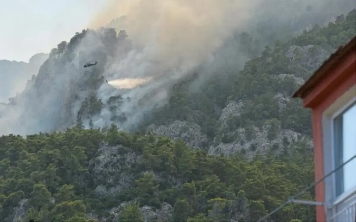 Kemer\'de Orman Yangınında Mahallede Tedirginlik