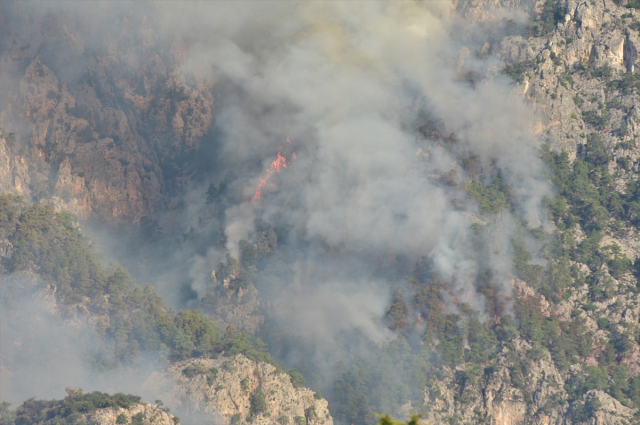 Kemer'deki Orman Yangınından Kaynaklanan Dumanlar Konyaaltı'ndan Görülebiliyor