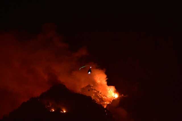 Kemer yangını 35. saatinde! Sabahın ilk ışıklarıyla teyakkuza geçtiler, arazi koşulları ekipleri zorluyor Kemer yangını 35. saatinde! Sabahın ilk ışıklarıyla teyakkuza geçtiler, arazi koşulları ekipleri zorluyor