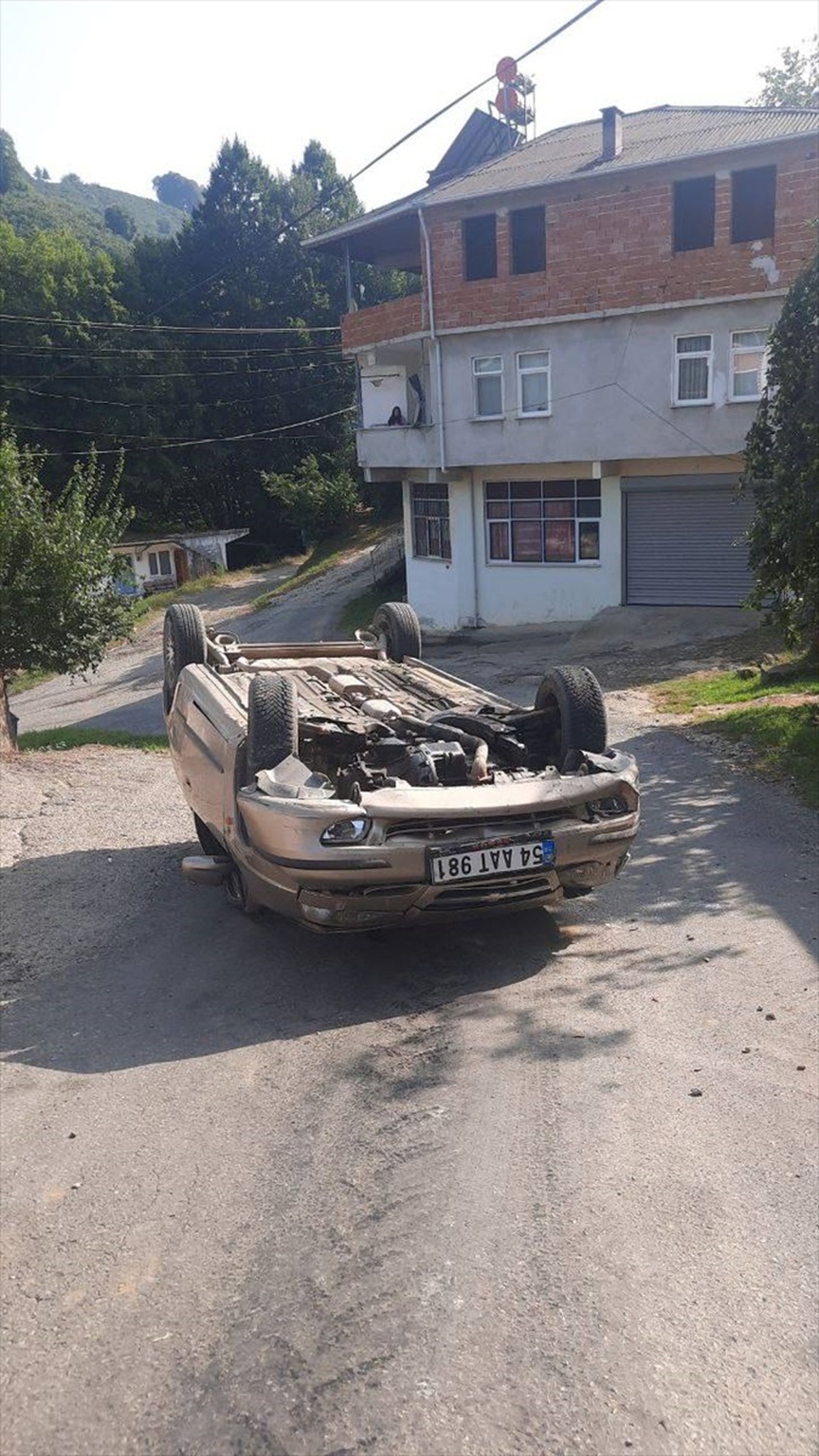 Kocaali\'de freni boşalan otomobil istinat duvarından yola düştü