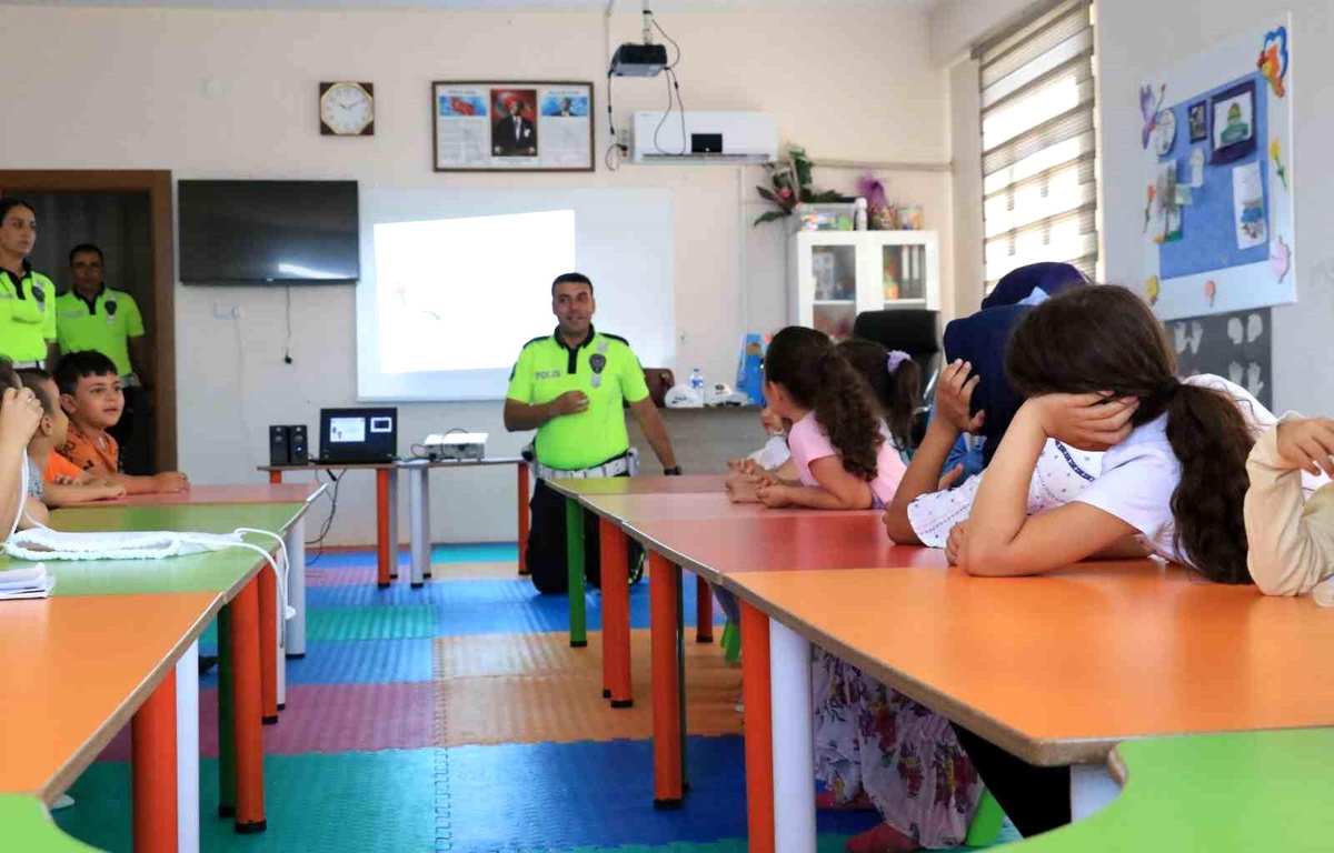Elazığ\'da Kur\'an kursuna giden miniklere trafik eğitimi