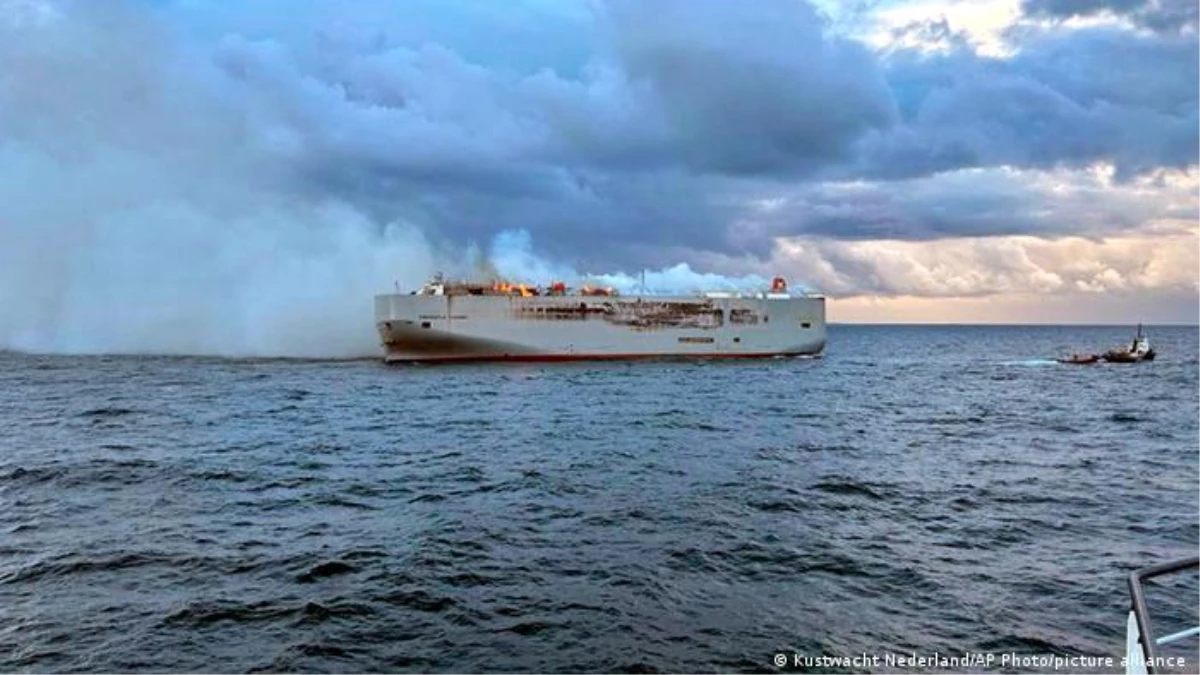 Hollanda açıklarında otomobil taşıyan gemide çıkan yangında bir kişi öldü, 16 kişi yaralandı