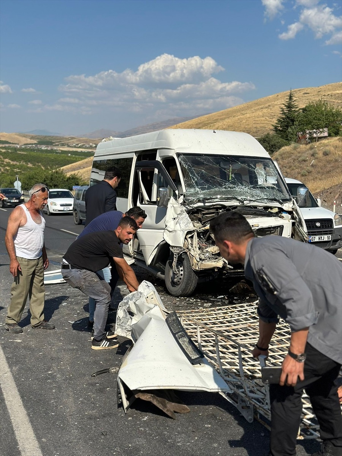 Malatya\'da tır ile minibüs çarpıştı 1 kişi yaralandı