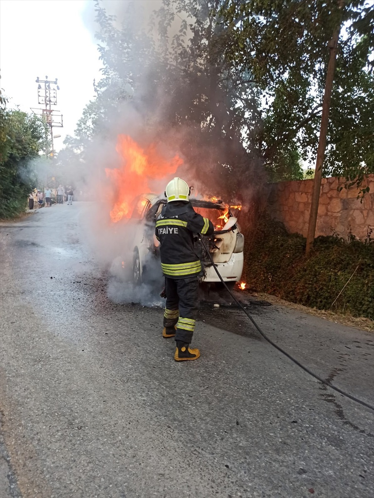 Muğla\'da trafik kazası sonrası otomobilde çıkan yangın hasara yol açtı