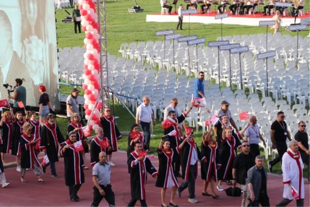 ODTÜ 2022-2023 Mezuniyet Töreni Devrim Stadyumu\'nda Gerçekleştirildi