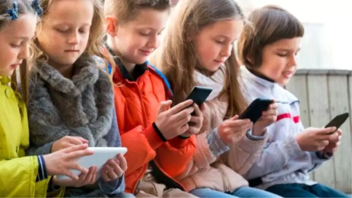 UNESCO, çocuk sağlığı için telefon yasağı önerisinde bulundu