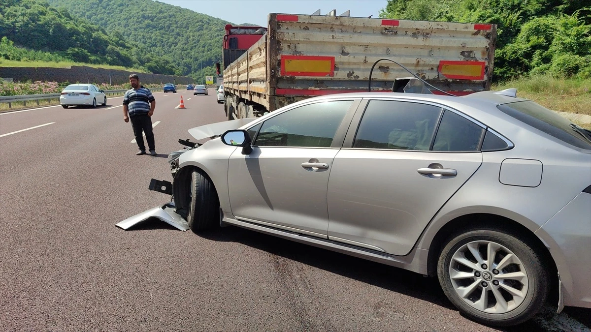 Orhangazi\'de trafik kazasında yaralanan sürücü hastaneye kaldırıldı