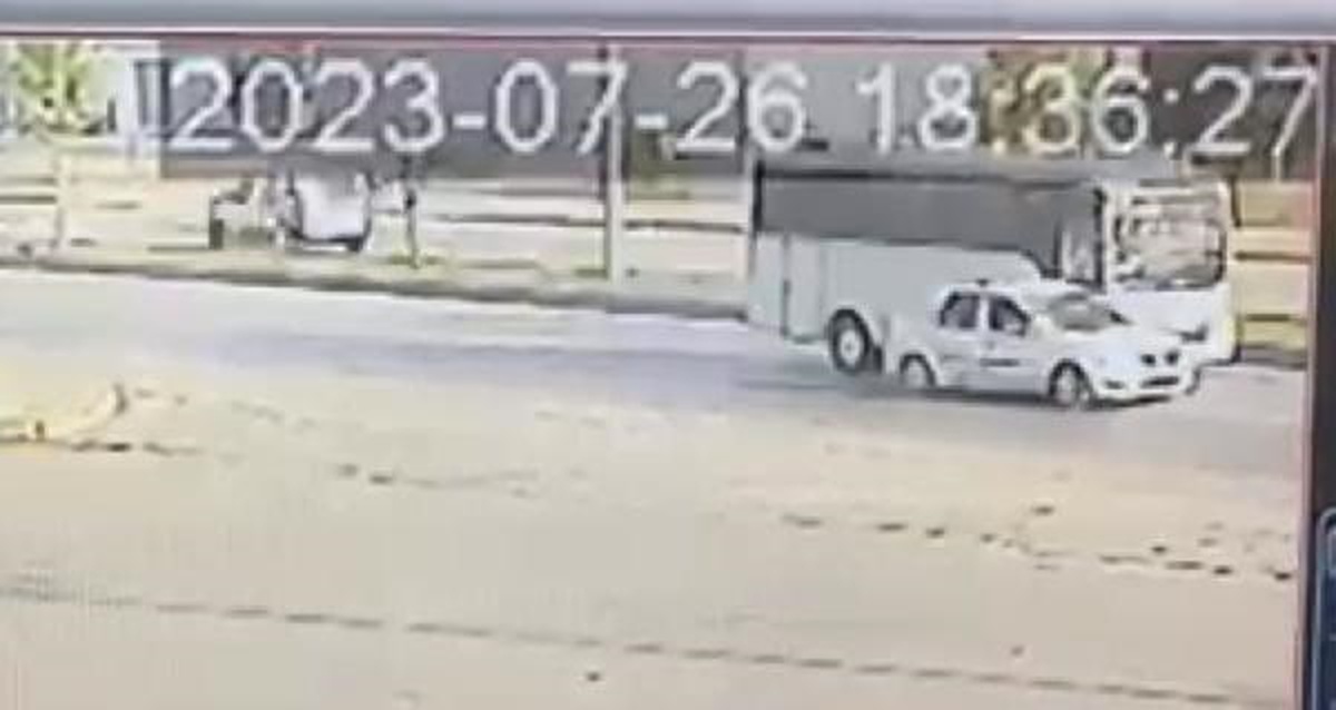 İnegöl\'de otomobil servis midibüsüne çarptı