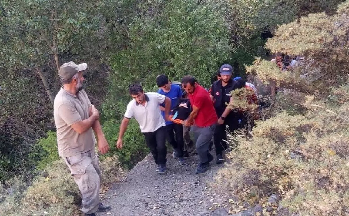 Erzincan\'da piknikte ayağı kırılan kadın 2 kilometre sedyeyle taşındı