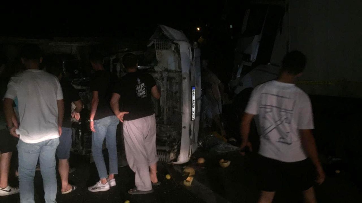 Hatay\'da tır ile çarpışan kamyonetteki ürünler otoyola saçıldı, 2 yaralı