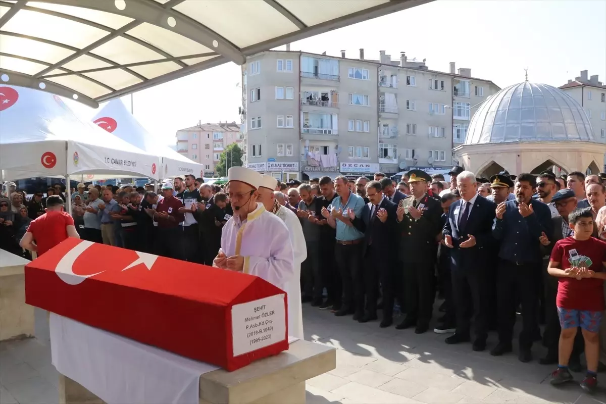 Edirne\'de askeri araç kazasında şehit olan Piyade Astsubay Kıdemli Çavuş Mehmet Özler, Çankırı\'da toprağa verildi