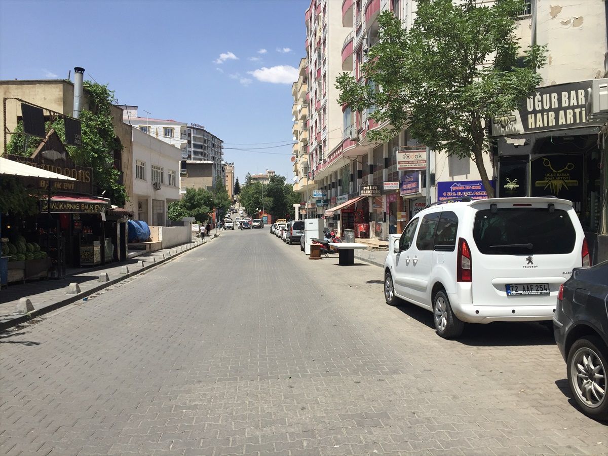Siirt\'te Kavurucu Sıcaklar Nedeniyle Cadde ve Sokaklar Boş Kaldı