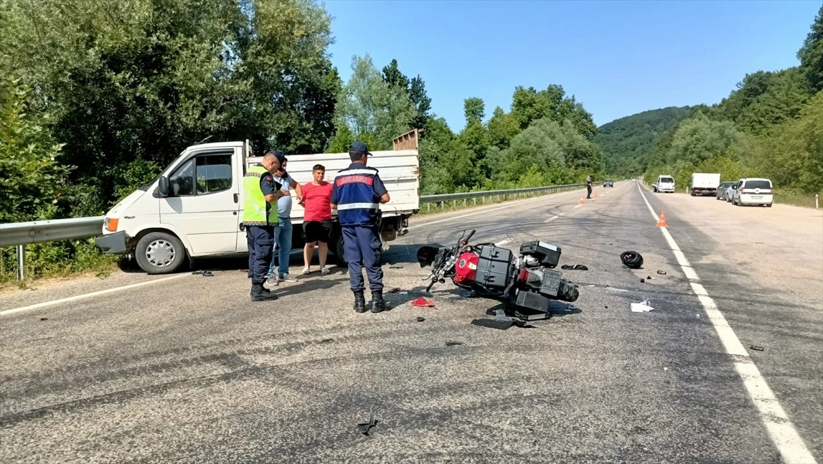 Sinop\'ta kamyonetle çarpışan motosiklet sürücüsü yaralandı