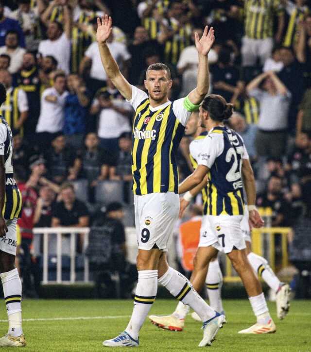 Son Dakika: UEFA Konferans Ligi 2. ön eleme turu ilk maçında Fenerbahçe, Zimbru'yu 5-0 mağlup etti Son Dakika: UEFA Konferans Ligi 2. ön eleme turu ilk maçında Fenerbahçe, Zimbru'yu 5-0 mağlup etti