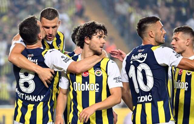Son Dakika: UEFA Konferans Ligi 2. ön eleme turu ilk maçında Fenerbahçe, Zimbru'yu 5-0 mağlup etti Son Dakika: UEFA Konferans Ligi 2. ön eleme turu ilk maçında Fenerbahçe, Zimbru'yu 5-0 mağlup etti