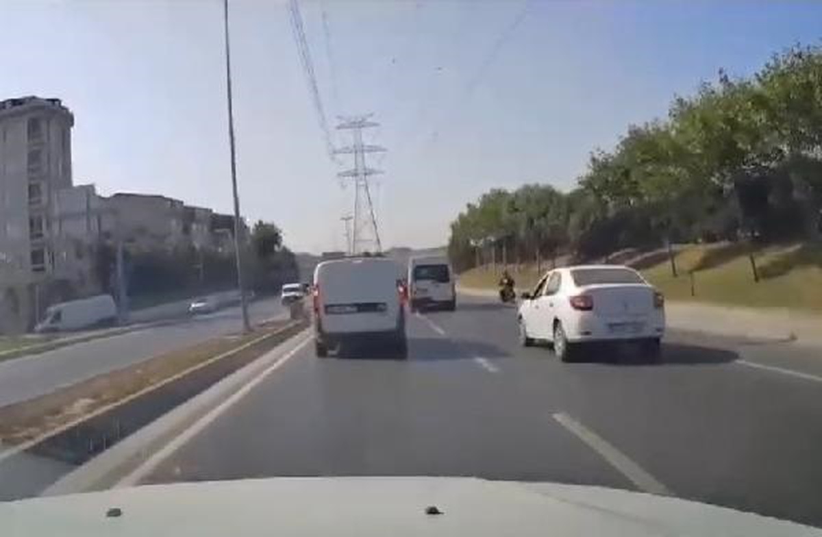 Motosikletliye çarpan minibüs durmadı