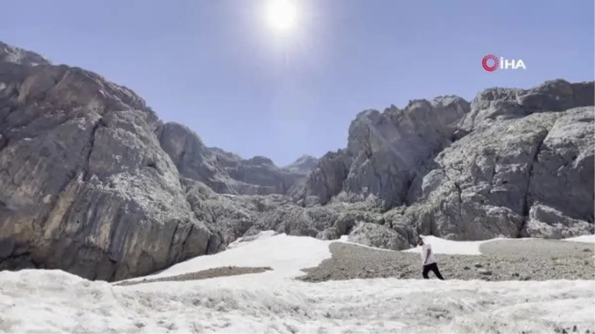 Temmuz ayında karlı yamaçları tırmandılar, buz gibi suya girerek serinlediler