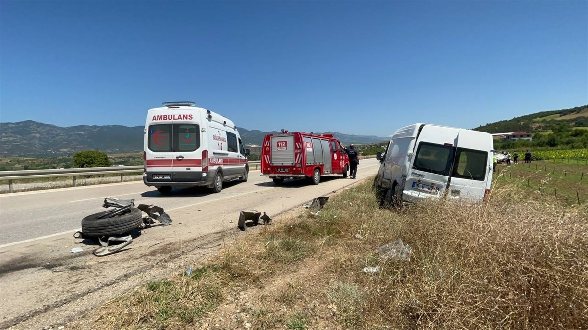 Tokat\'ın Erbaa ilçesinde minibüse çarpan otomobilde 2 ölü, 4 yaralı