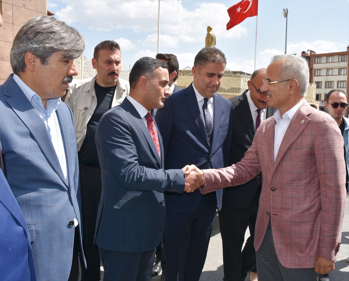 Ulaştırma ve Altyapı Bakanı Abdulkadir Uraloğlu, Hakkari\'de hizmet odaklı siyasetin önemini vurguladı