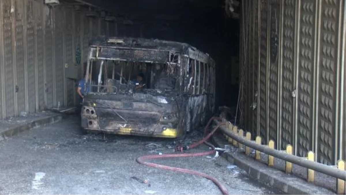 Ümraniye Dudullu Alt Geçitte İETT Otobüsünde Yangın Çıktı