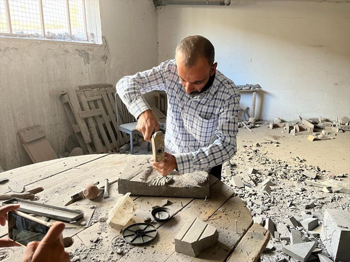 Ürdünlü Taş Oymacısı Ummu Kays Antik Kentinin Taşlarından Eserler Yaratıyor