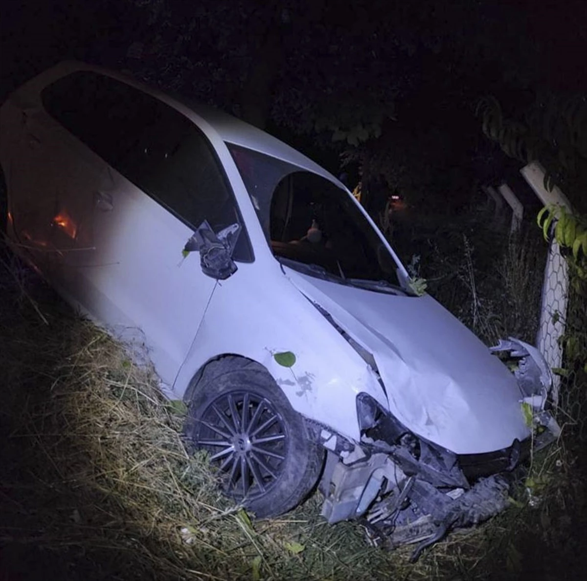 Uşak\'ta Otomobil Şarampole Düştü, Sürücü Hastaneye Kaldırıldı