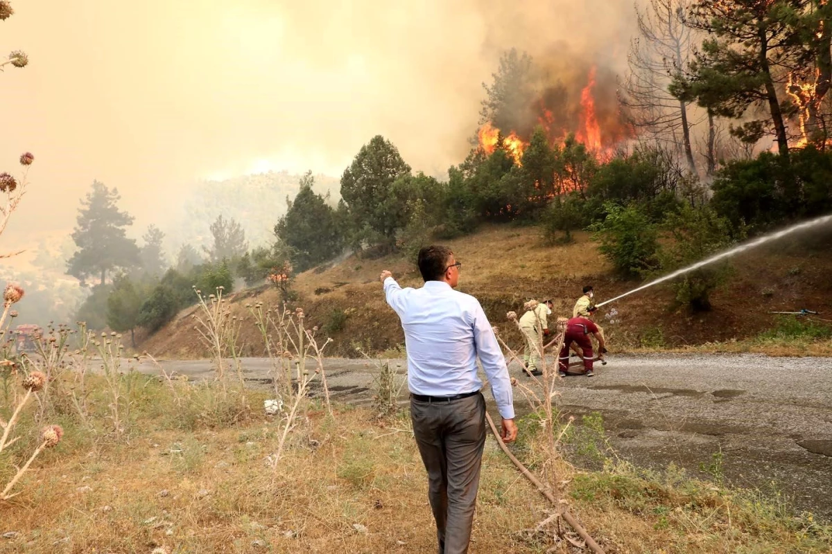 Kütahya Valisi Ali Çelik, orman yangını kontrol altına alma çalışmalarını takip ediyor
