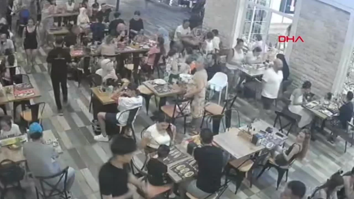Kuşadası\'nda restoranda nefes borusuna yiyecek kaçan çocuk Heimlich manevrasıyla hayata döndü