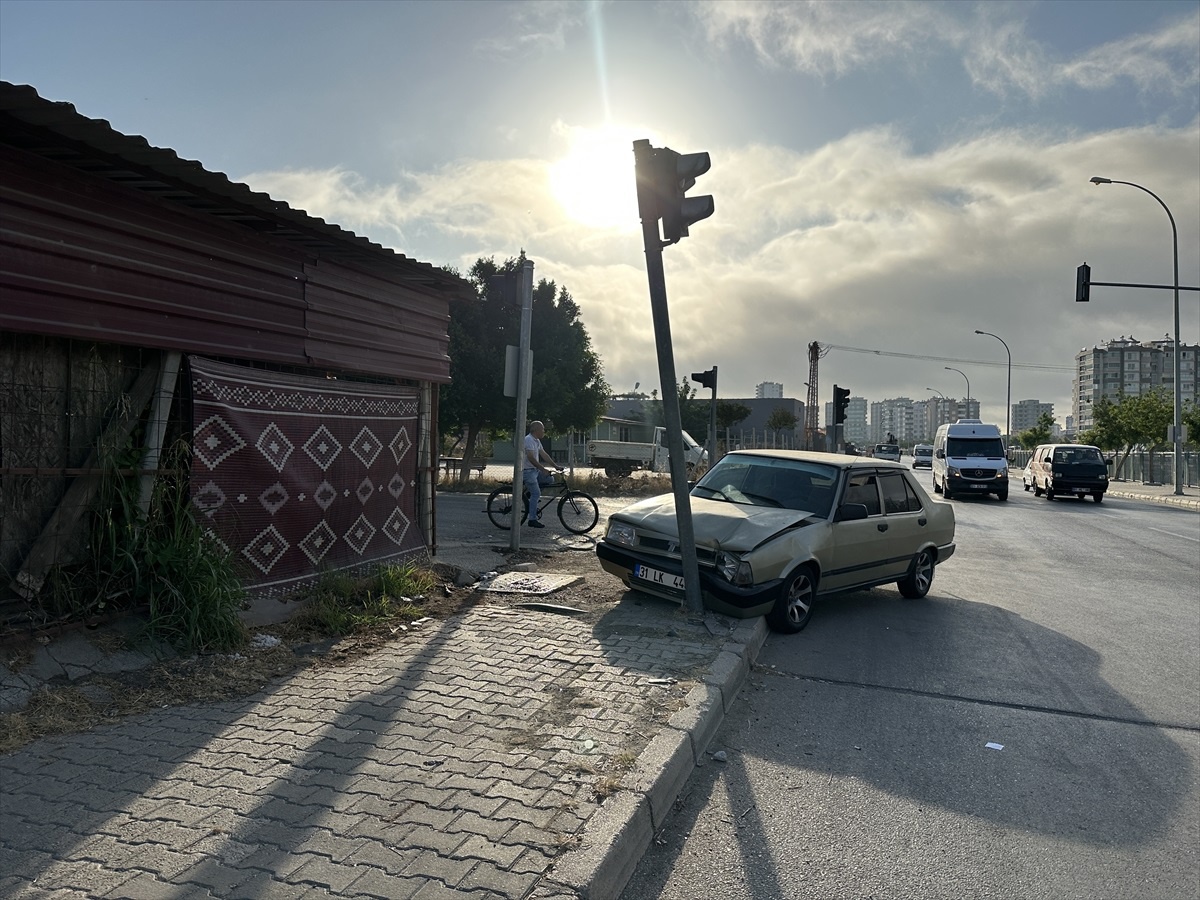 Adana\'da Çalıntı Otomobille Kaçmaya Çalışan Kişi Polis Tarafından Yakalandı