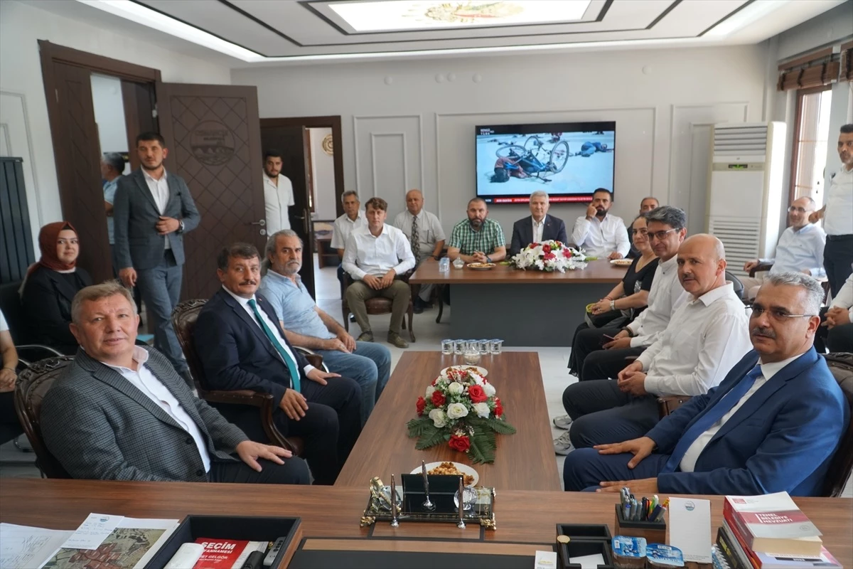 AK Parti Çorum Milletvekili Yusuf Ahlatcı, Osmancık Belediye Başkanı Ahmet Gelgör\'ü ziyaret etti
