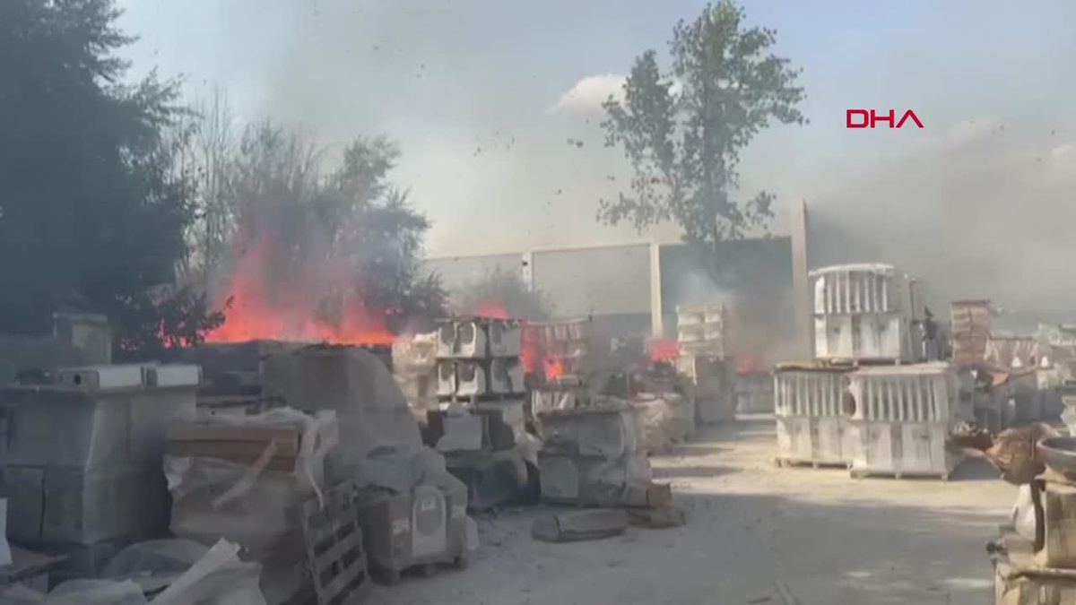 Kütahya\'da Tarla Yangını Seramik Fabrikasına Sıçradı