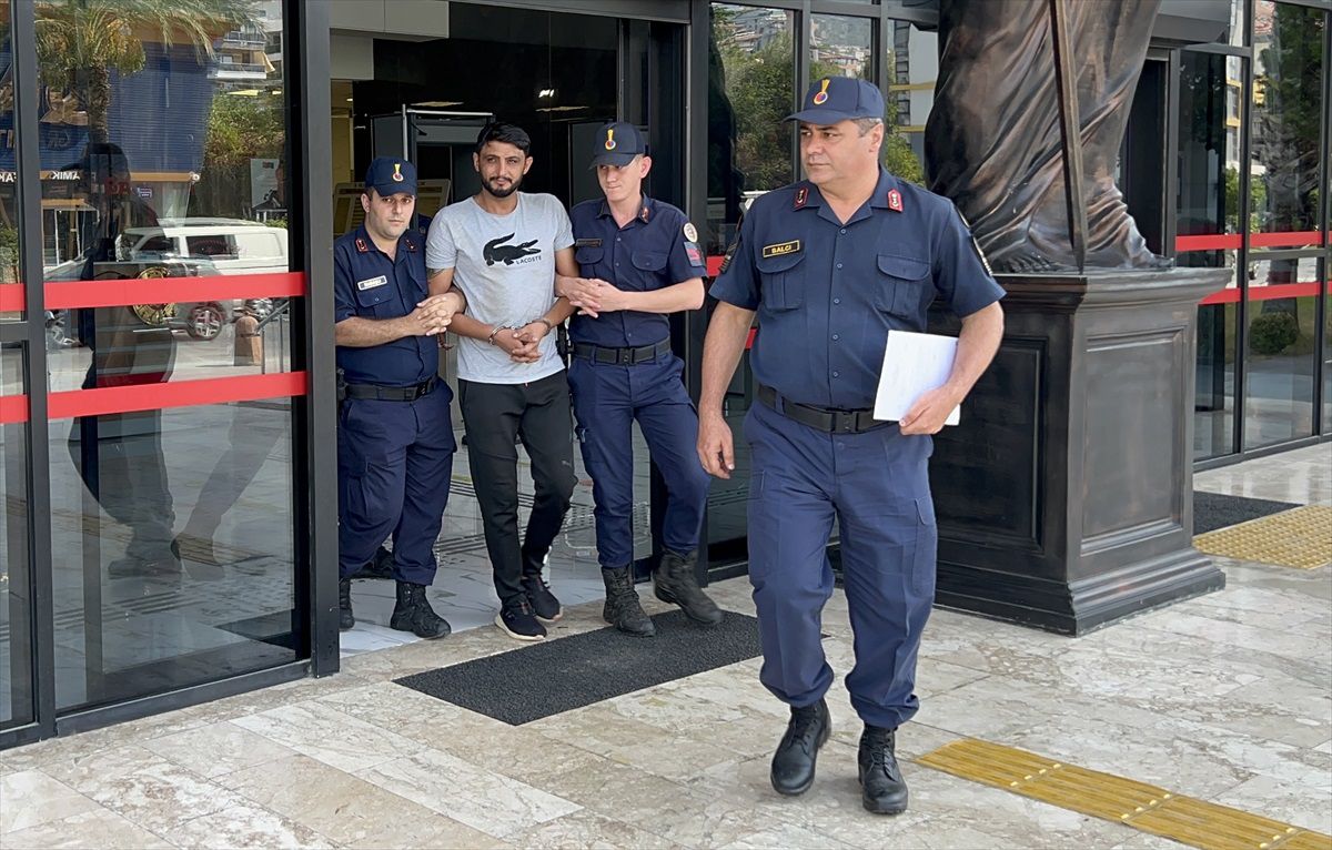 Alanya\'da Polis Olarak Tanıtıp Dolandırıcılık Yapan Zanlı Tutuklandı