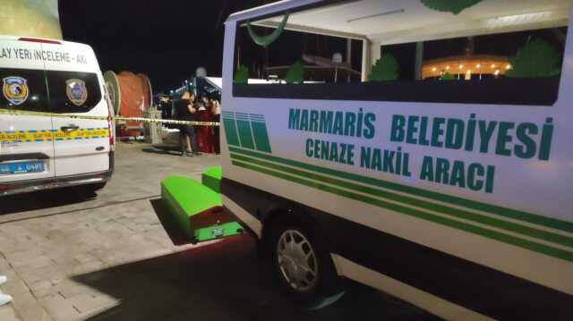 Arkadaşlar arasında çıkan silahlı satırlı kavgada ortalık kan gölüne döndü: 2 ölü, 1 yaralı
