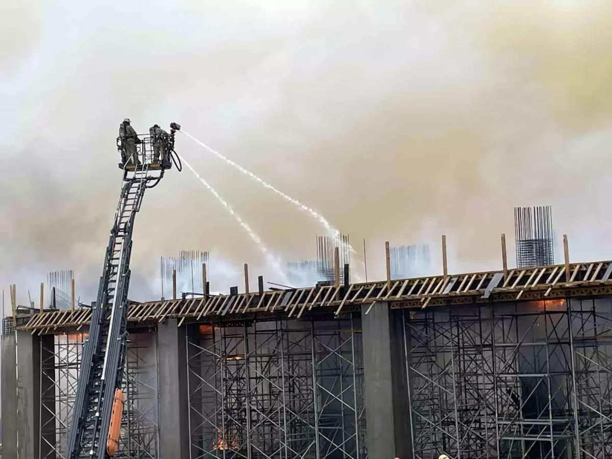 İstanbul Avcılar\'da İnşaat Alanında Yangın Çıktı