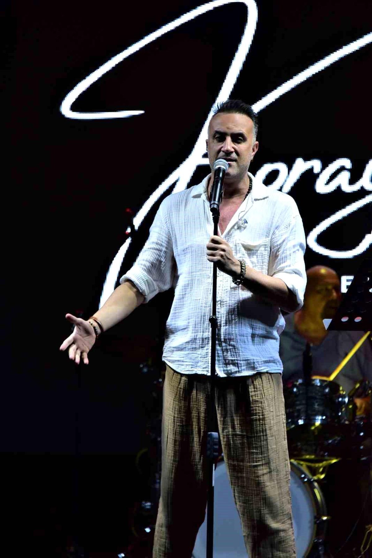 Koray Güler, Azka yaz konserlerinde nostalji gecesiyle izleyenleri coşturdu