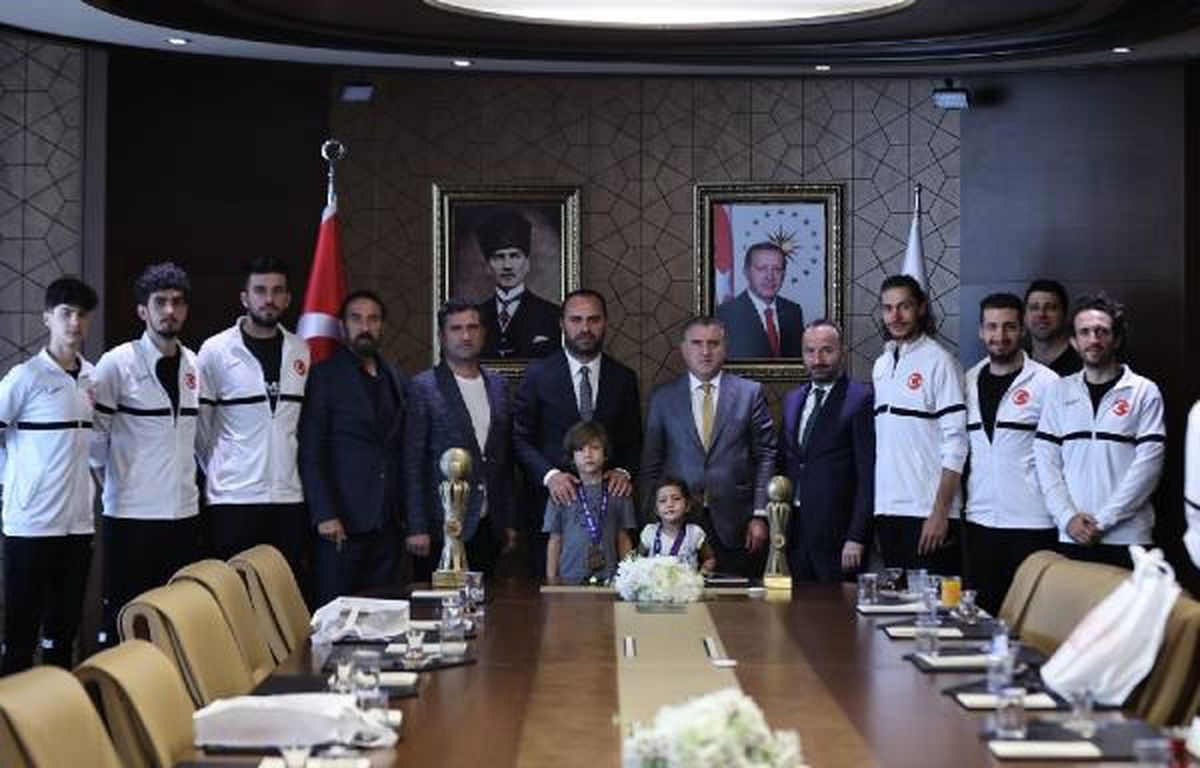 Gençlik ve Spor Bakanı İşitme Engelliler Voleybol Milli Takımlarını Kabul Etti