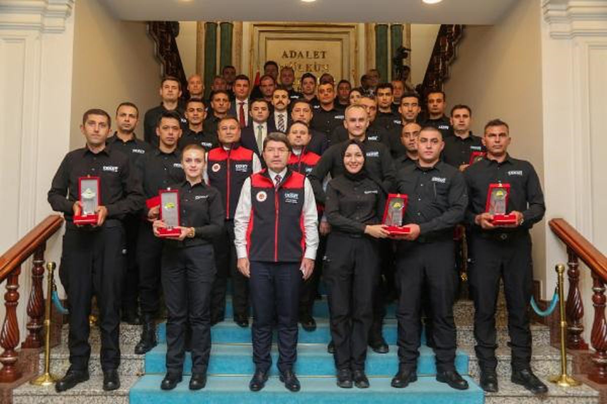 Adalet Bakanı Yılmaz Tunç, CEKUT gönüllülerine plaket verdi