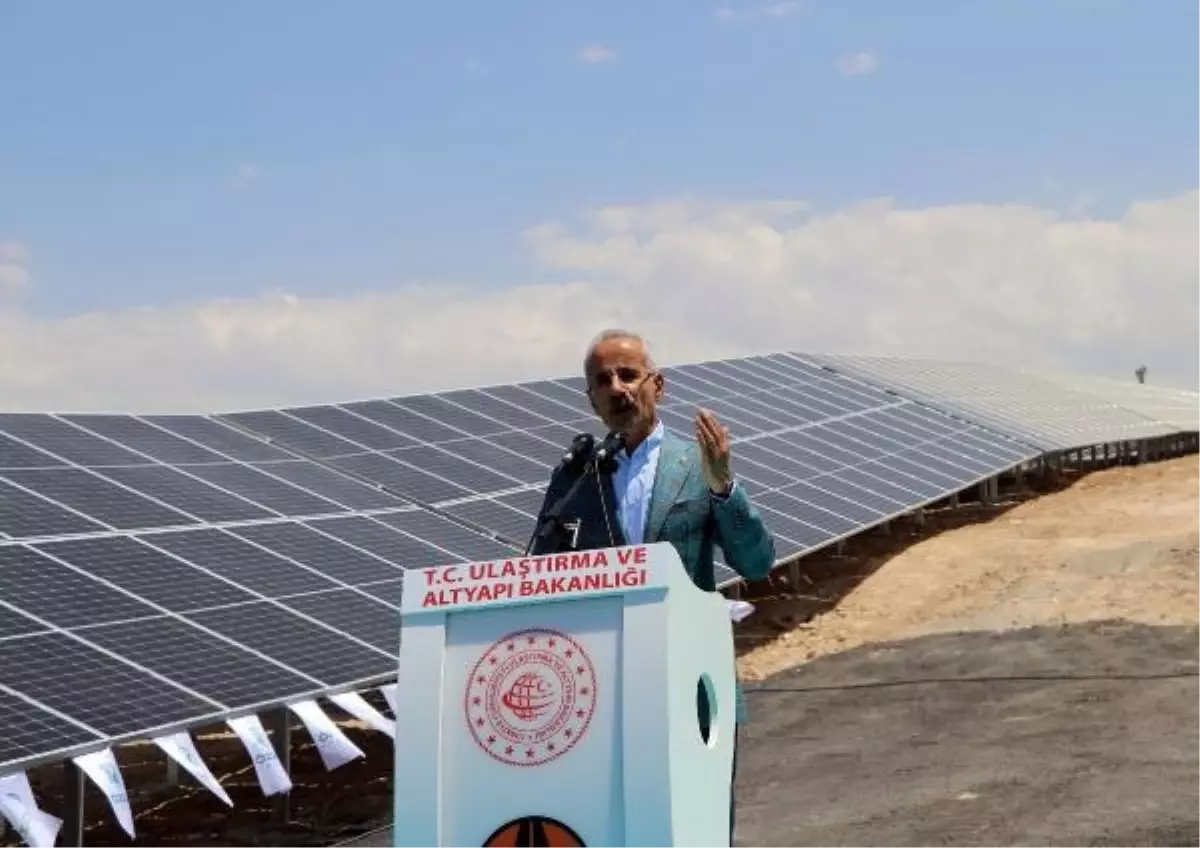 Ulaştırma ve Altyapı Bakanı Abdulkadir Uraloğlu, Van\'da Güneş Enerji Santrali açılış törenine katıldı